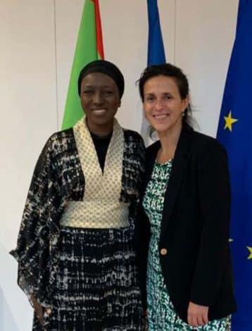 Photo de Lalya Kamara tient une réunion de travail avec Dr Zacharopoulou.