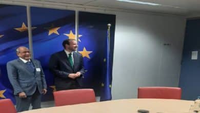 Photo de Le ministre des Pêches et de l’Economie maritime discute avec le commissaire européen