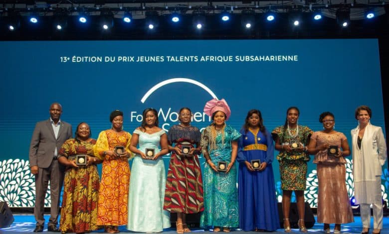 20 brillantes chercheuses récompensées à Abidjan par L'Oréal-UNESCO. 