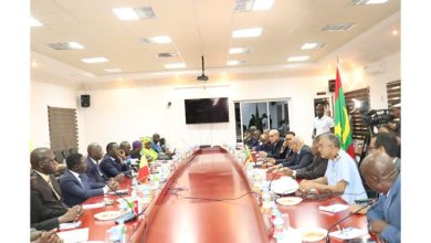 Photo de Le ministre des Pêches tient une séance de travail avec son homologue sénégalais.