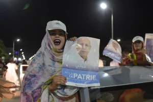 Les Mauritaniens célèbrent la victoire du président ghazouani aux élections de 2019