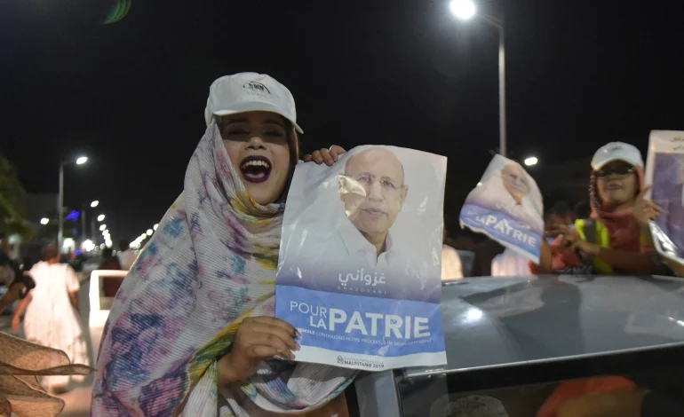 Les Mauritaniens célèbrent la victoire du président ghazouani aux élections de 2019