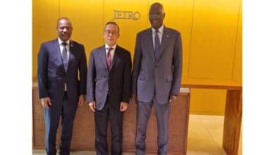 Photo de Le ministre des affaires économiques s’entretient avec le président de l’organisation japonaise pour commerce extérieur.