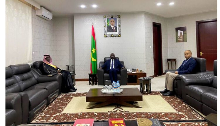 Photo de Le ministre des Affaires étrangères reçoit le chargé d’Affaires saoudien