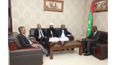 Photo de Le ministre secrétaire général du gouvernement s’entretient avec une délégation omanaise