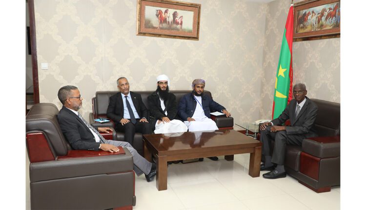 Le ministre secrétaire général du gouvernement s’entretient avec une délégation omanaise