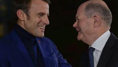 Photo de Macron et Scholz tentent d’afficher l’image d’un couple franco-allemand amoureux