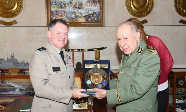 Chanegriha reçoit le Haut conseiller de la Défense britannique pour la région MENA