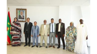 Photo de La ministre de la Fonction publique décore des responsables de son département