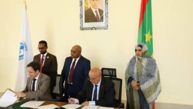 Photo de Le directeur de l’académie diplomatique signe un mémorandum avec un diplomate onusien.