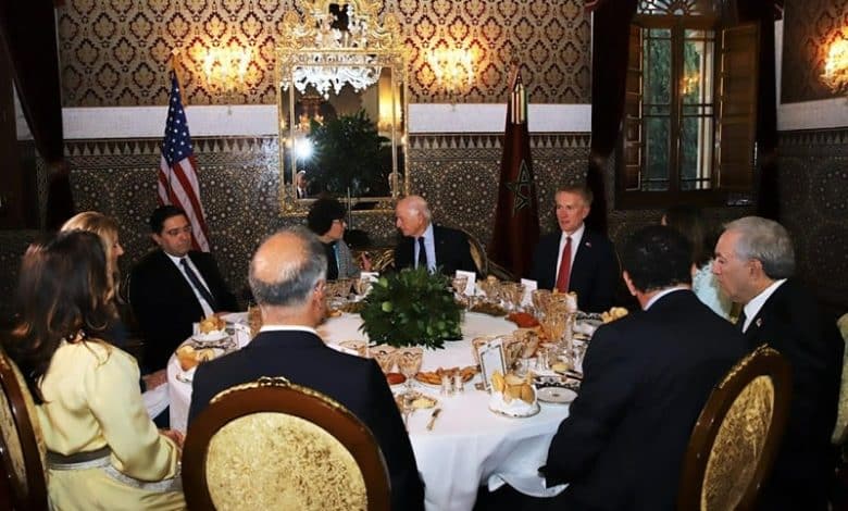 Photo de Le Roi offre un dîner en l’honneur d’une délégation du Congrès américain