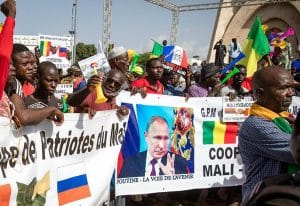 PHOTO / AP-Des Maliens manifestent contre la France et en soutien à la Russie à l'occasion du 60e anniversaire de l'indépendance de la République du Mali en 1960, à Bamako, au Mali, le 22 septembre 2020. La banderole en français se lit comme suit: "Poutine, la route de l'avenir"