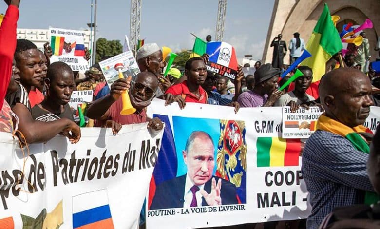PHOTO / AP-Des Maliens manifestent contre la France et en soutien à la Russie à l'occasion du 60e anniversaire de l'indépendance de la République du Mali en 1960, à Bamako, au Mali, le 22 septembre 2020. La banderole en français se lit comme suit: "Poutine, la route de l'avenir"