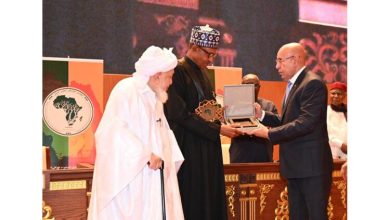 Photo de Le Président de la République décerne le prix de la paix en Afrique au Président nigérian