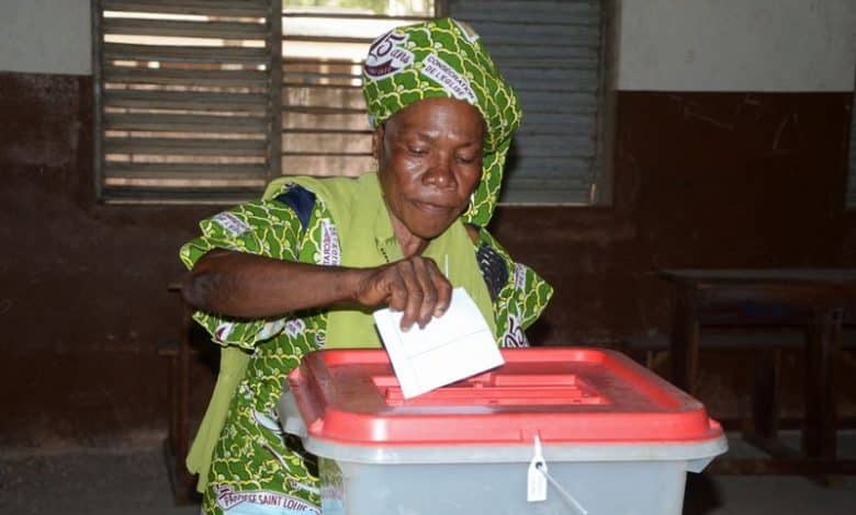 Elections législatives au Bénin en forme de test pour la démocratie.