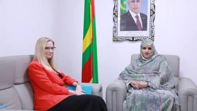 Photo de la ministre discute avec l’ambassadeur américain en Mauritanie