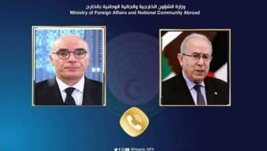 Photo de Lamamra s’entretient par téléphone avec son homologue tunisien