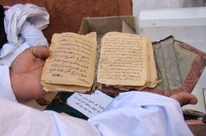 Les manuscrits de Chinguetti sont désormais célèbres et en partie protégés par l’Unesco, mais ils souffrent de dégradations dues à la sécheresse du climat et à la poussière. ©SGrandadam