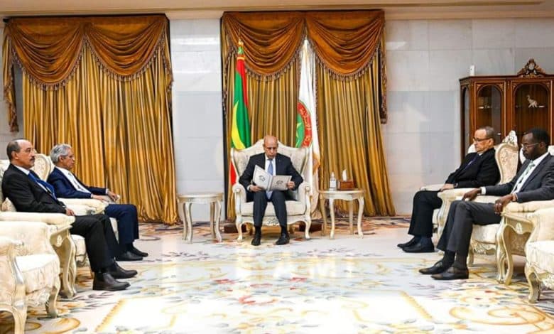 Le président de la République reçoit le ministre sahraoui des Affaires étrangères.