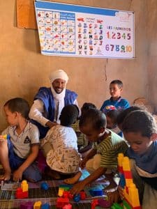 Abdou Bouamou, guide local, gère un campement pour les touristes et a fondé une ONG dédiée aux enfants dans les écoles de Chinguetti © Pascal Falcone