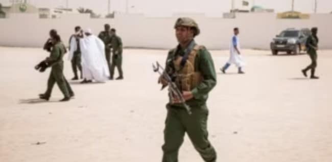 Les autorités mauritaniennes lèvent les barrières devant la prison centrale.
