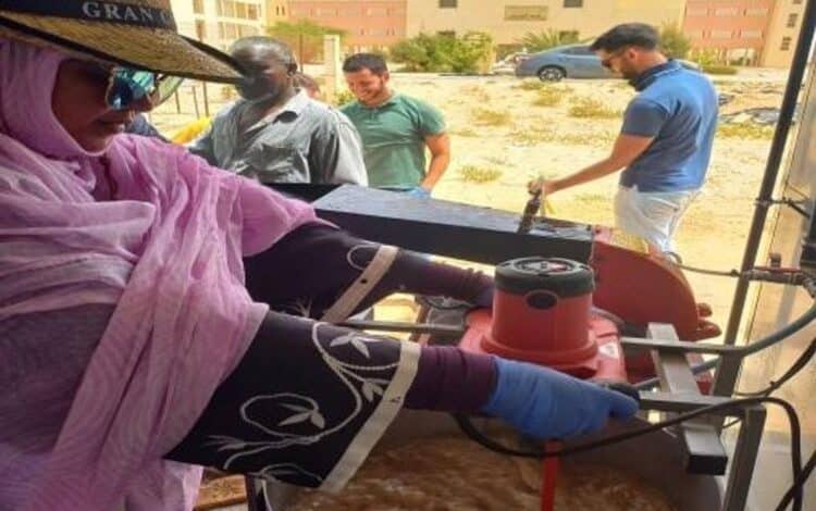 Une Mauritanienne transforme le fumier en biogaz.