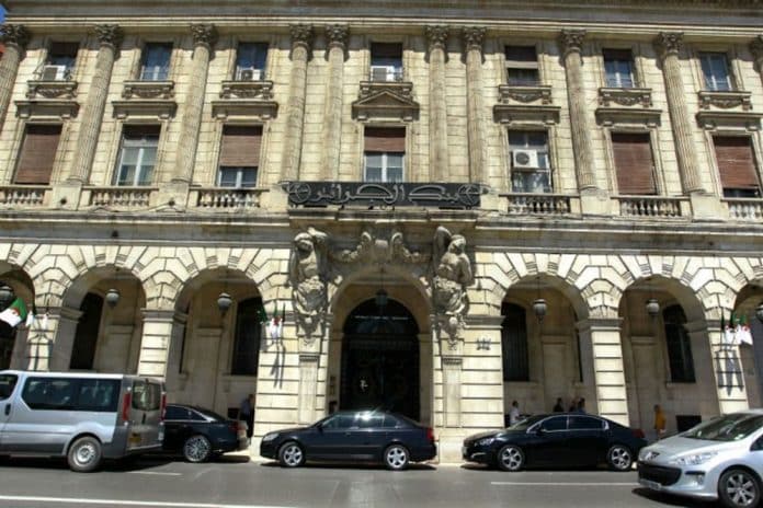 Trois banques algériennes seront ouvertes en France, en Mauritanie et au Sénégal
