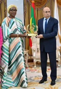 Le Président Ghazouani reçoit un bouclier honorifique de l’OMS.