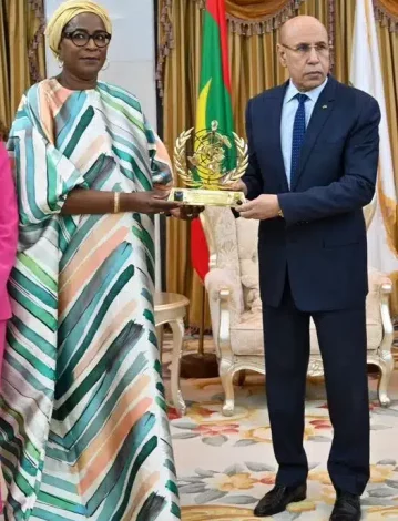 Le Président Ghazouani reçoit un bouclier honorifique de l’OMS.
