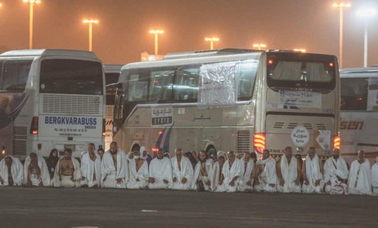 Photo de Les foules quittent Muzdalifah pour Mina alors que le pèlerinage du Hajj se poursuit