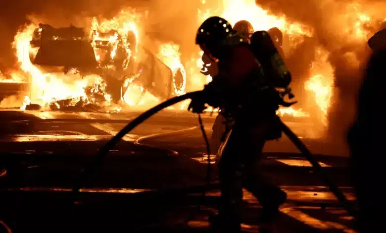 Un pompier intervenant sur des feux de voitures à Nanterre, dans la nuit de mercredi à jeudi. STEPHANIE LECOCQ / REUTERS