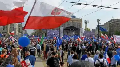 Photo de 500.000 manifestants dans les rues de Varsovie contre le gouvernement.