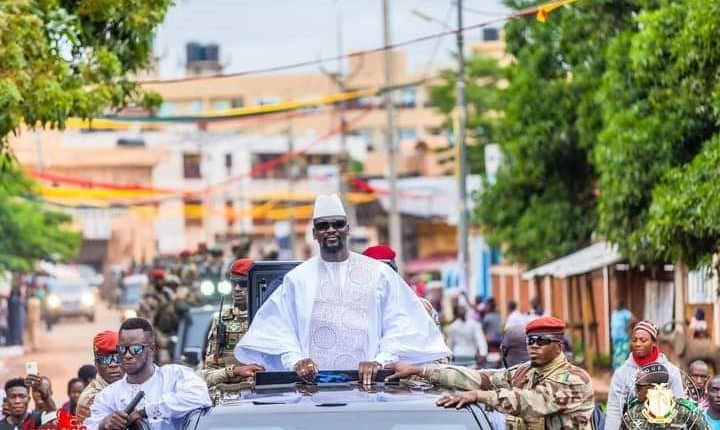 Guinée : ces signes qui montrent que le Colonel Mamadi Doumbouya pourrait être candidat à la prochaine élection présidentielle.