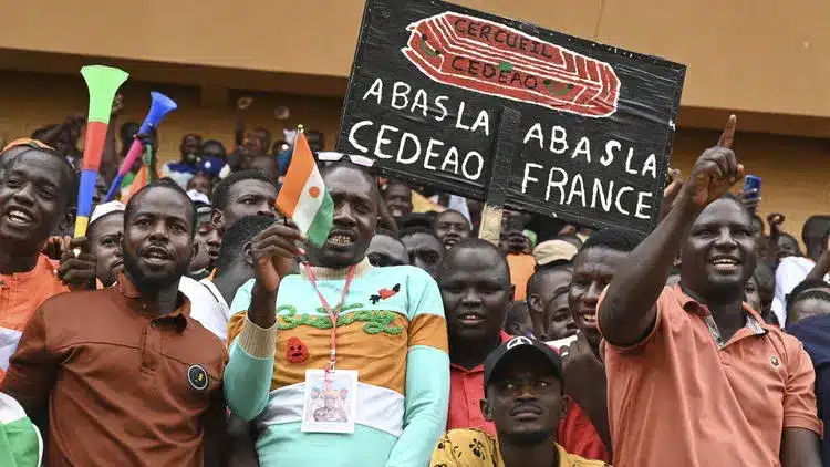 Niger : 20.000 partisans du coup d'Etat rassemblés à Niamey après un ultimatum à la France