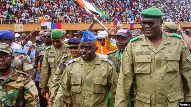 Des membres du conseil militaire qui ont perpétré un coup d'État au Niger assistent à un rassemblement dans un stade de Niamey le 6 août.