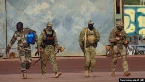 Trois mercenaires Wagner (à droite) dans le nord du Mali.