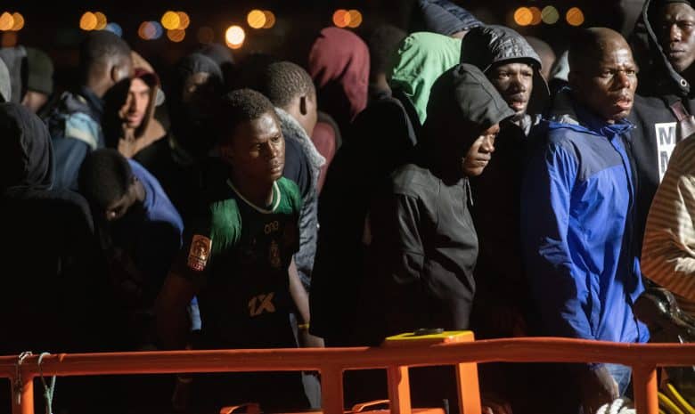 Un patrouilleur espagnol avec 168 migrants attend de débarquer au large de la Mauritanie depuis jeudi