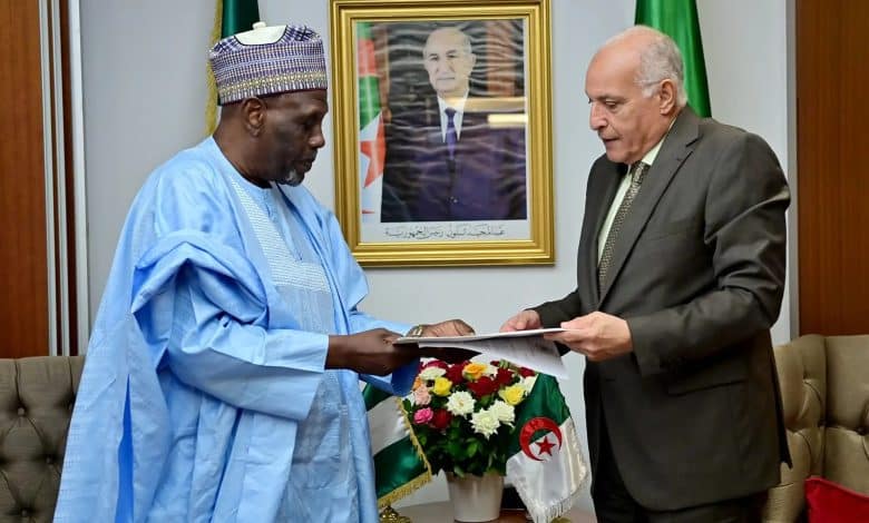 Photo de Attaf a reçu l’Envoyé spécial du Président du Nigeria