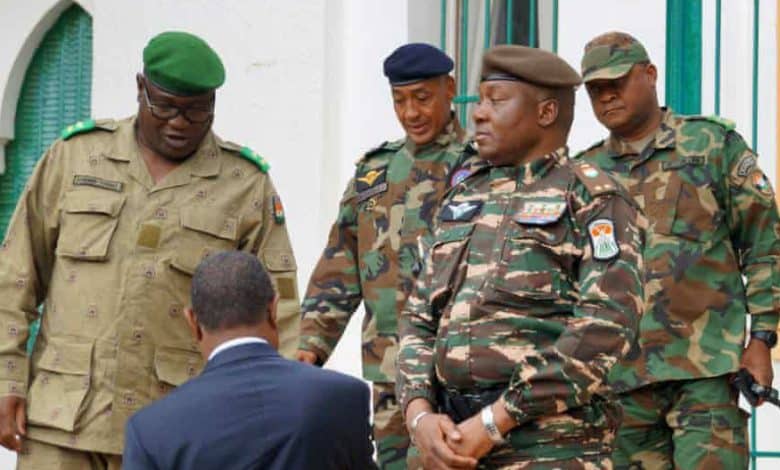 « L'armée prête à entrer au Niger » : la CEDEAO affirme que l'option militaire est toujours sur la table.