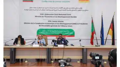 Schulze lors d'une conférence de presse conjointe avec Med Saleh 8 Photo de Schulze lors d’une conférence de presse conjointe avec Med Saleh