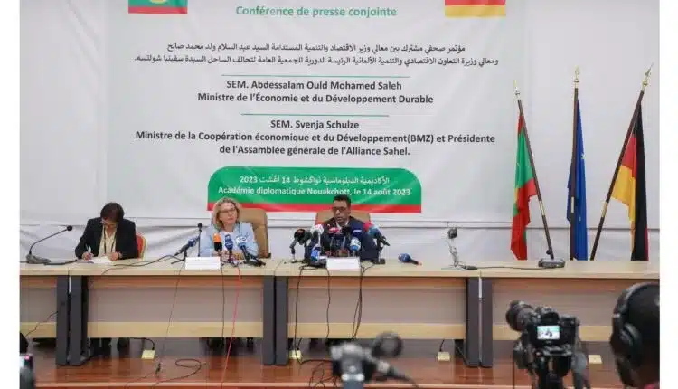 Schulze lors d'une conférence de presse conjointe avec Med Saleh