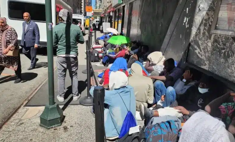 Des migrants font la queue pour trouver un refuge à New York