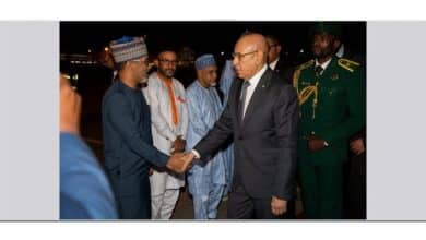 Photo de Le président de la République arrive à Abuja pour participer au sommet extraordinaire de la CEDEAO