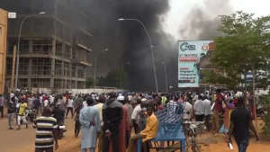 Jusqu'à présent, le coup d'État au Niger a été relativement non violent. Il y a eu des manifestations et de nombreuses arrestations, mais le sang n'a pas coulé. PHOTO : FATAHOULAYE HASSANE MIDOU/AP/DPA