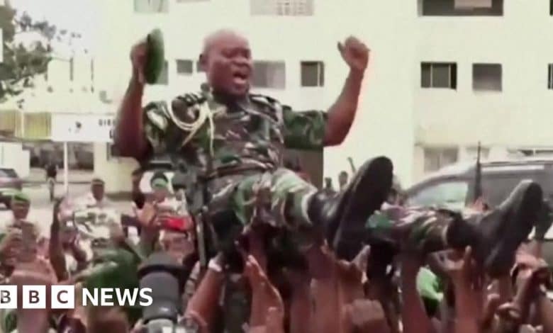 Coup d'Etat au Gabon : le chef militaire déclare que la suspension de la démocratie n'est que "temporaire" Coup d'Etat au Gabon : le chef militaire déclare que la suspension de la démocratie n'est que "temporaire".