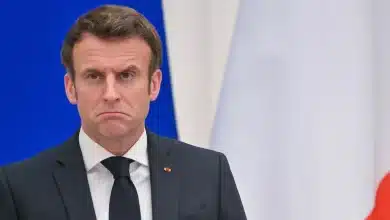 Photo de Macron aurait qualifié la limitation des mandats présidentiels de « connerie fatale ».