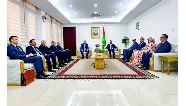 Photo de Le Premier ministre reçoit une délégation ministérielle algérienne