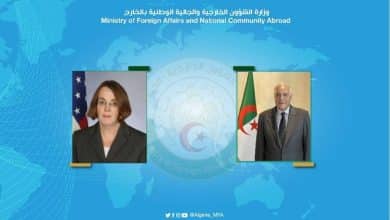 Photo de M. Attaf évoque avec la Secrétaire d’Etat adjointe américaine l’Initiative du président algérien