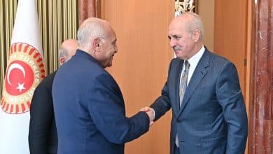 Photo de Ahmed Attaf  reçu par le président du Parlement turc