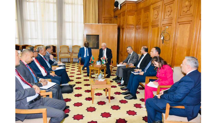 Le ministre des Affaires étrangères rencontre son homologue palestinien au Caire